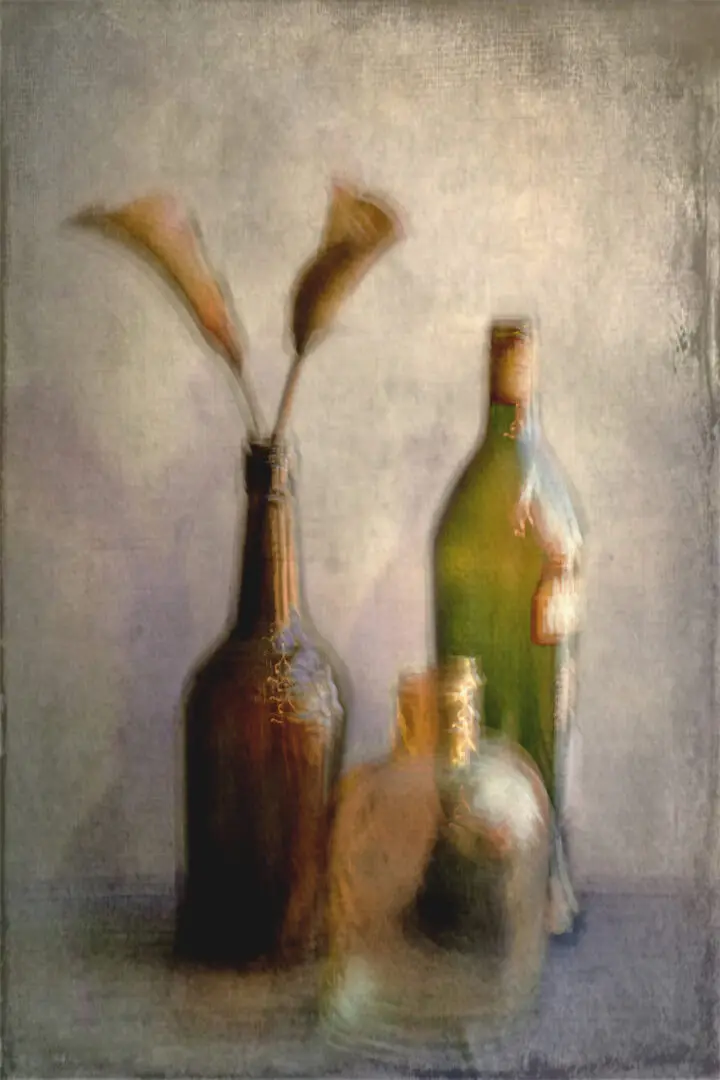 A blurry picture of some bottles and vases